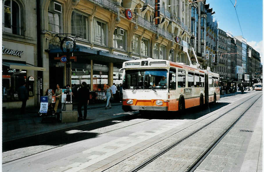 (042'124) - TPG Genve - Nr. 652 - Saurer/Hess Gelenktrolleybus am 19. Juli 2000 in Genve, Rue Croix d'Or