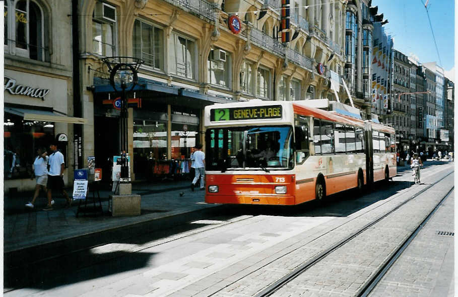 (042'127) - TPG Genve - Nr. 713 - NAW/Hess Gelenktrolleybus am 19. Juli 2000 in Genve, Rue Croix d'Or