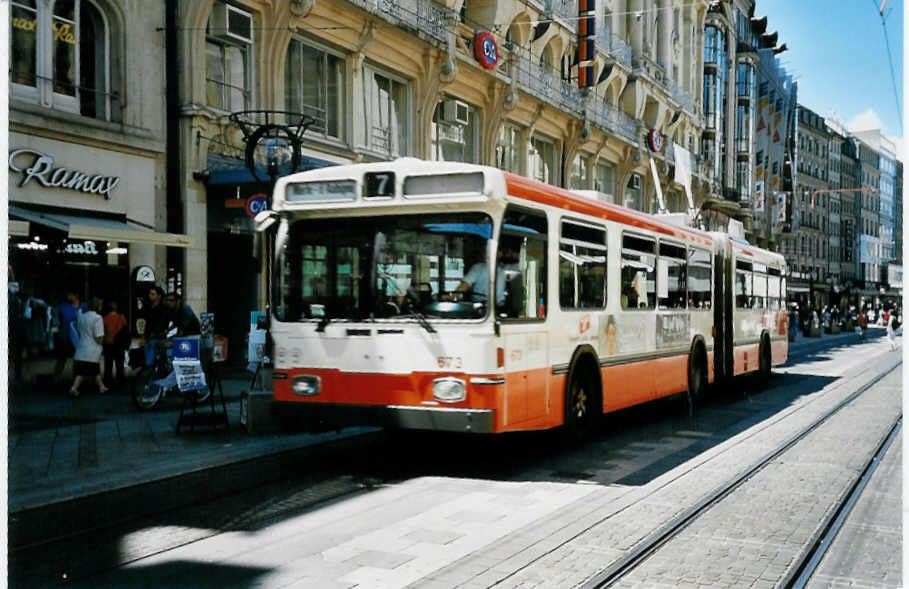 (042'132) - TPG Genve - Nr. 673 - Saurer/Hess Gelenktrolleybus am 19. Juli 2000 in Genve, Rue Croix d'Or