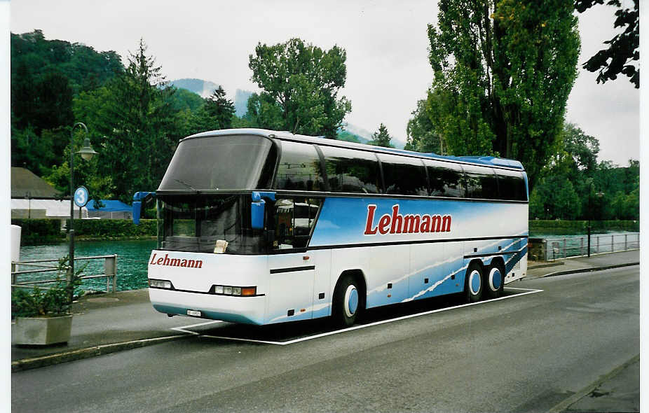 (042'401) - Lehmann, Studen - BE 49'821 - Neoplan am 5. August 2000 bei der Schifflndte Thun