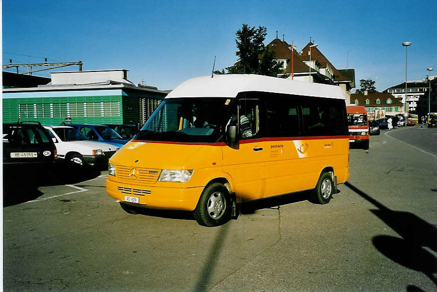 (043'416) - Karlen, Stalden - VS 629 - Mercedes am 8. Oktober 2000 beim Bahnhof Thun