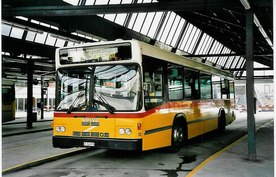 (043'803) - Steiner, Ortschwaben - Nr. 12/BE 343'878 - Volvo/R&J am 19. November 2000 in Bern, Postautostation