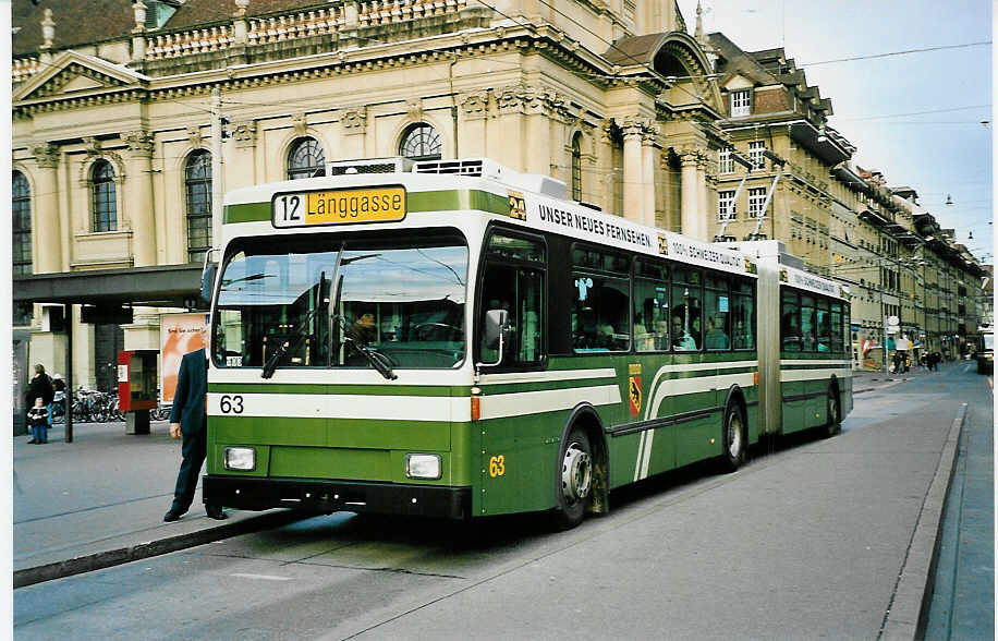 (043'825) - SVB Bern - Nr. 63 - Volvo/R&J Gelenktrolleybus am 19. November 2000 beim Bahnhof Bern