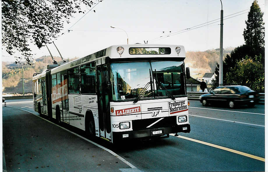 (043'906) - TF Fribourg - Nr. 105/FR 636 - Volvo/Hess Gelenkduobus am 25. November 2000 in Fribourg, Place Phyton