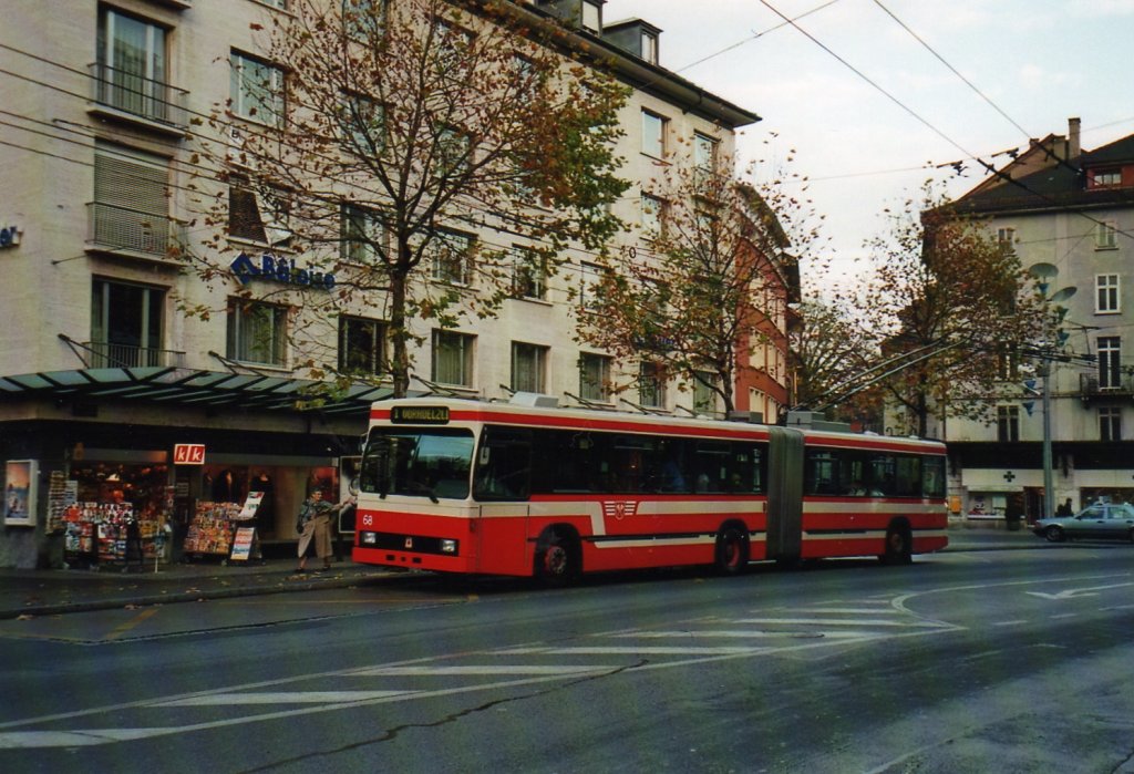 (044'010) - VB Biel - Nr. 68 - Volvo/R&J Gelenktrolleybus am 2. Dezember 2000 in Biel, Mhlebrcke