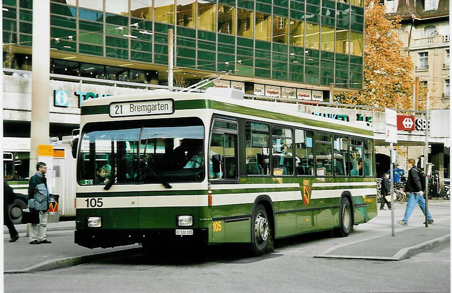 (044'027) - SVB Bern - Nr. 105/BE 500'105 - Volvo/R&J am 11. Dezember 2000 beim Bahnhof Bern