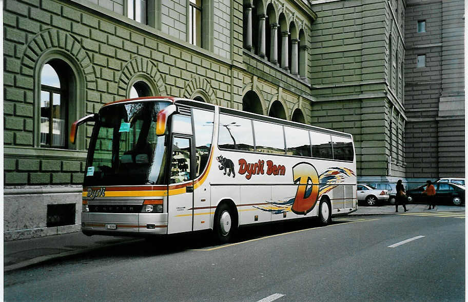 (044'037) - Dysli, Bern - Nr. 28/BE 30'392 - Setra am 11. Dezember 2000 in Bern, Bundeshaus