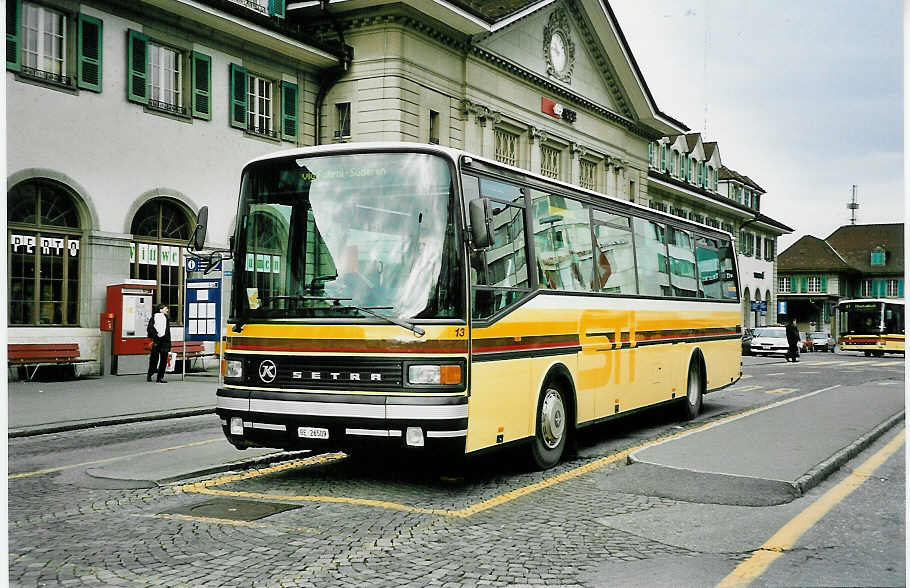 (044'112) - STI Thun - Nr. 13/BE 26'509 - Setra (ex AvH Heimenschwand Nr. 3; ex AGS Sigriswil Nr. 1) am 18. Dezember 2000 beim Bahnhof Thun