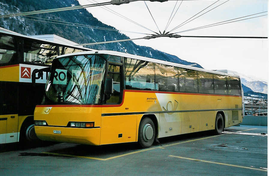 (044'336) - PTT-Regie - P 25'858 - Neoplan am 1. Januar 2001 in Chur, Postautostation