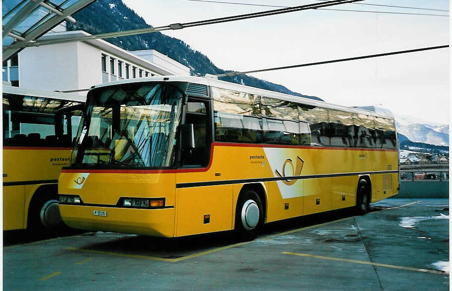 (044'407) - PTT-Regie - P 25'135 - Neoplan am 1. Januar 2001 in Chur, Postautostation