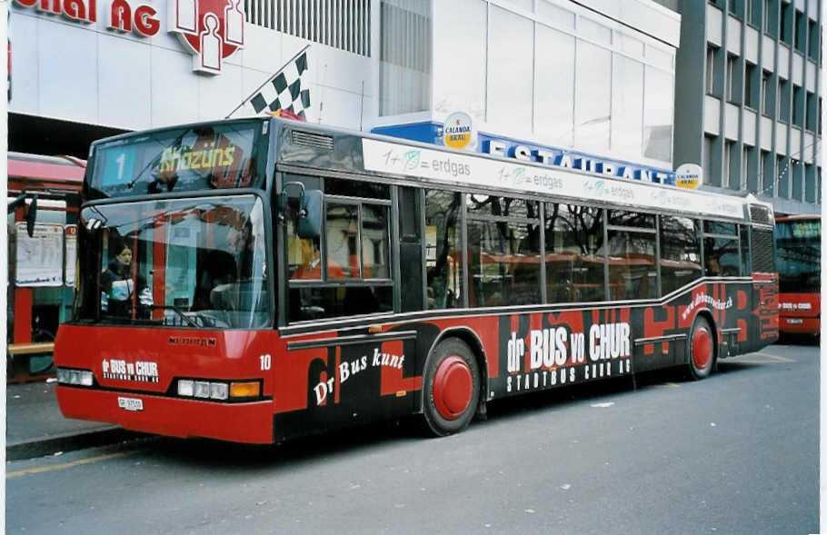 (044'506) - SBC Chur - Nr. 10/GR 97'510 - Neoplan am 1. Januar 2001 beim Bahnhof Chur