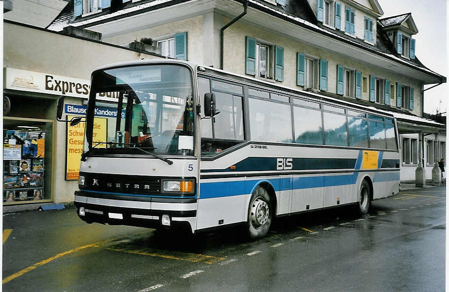 (044'525) - AFA Adelboden - Nr. 5/BE 26'705 - Setra (ex Nr. 25) am 2. Januar 2001 beim Bahnhof Frutigen