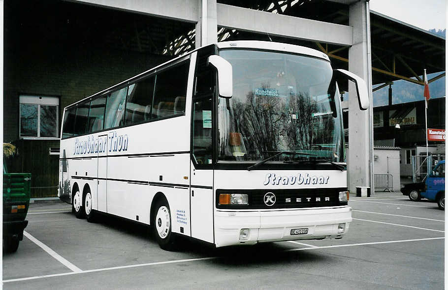 (044'719) - Straubhaar, Thun - BE 431'038 - Setra am 17. Februar 2001 in Thun, Grabengut