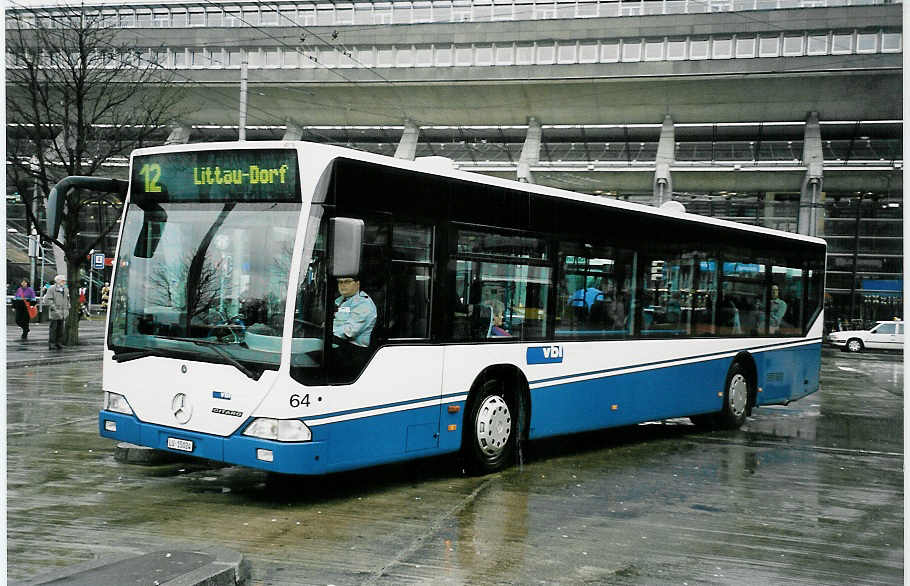 (045'023) - Gowa, Luzern - Nr. 64/LU 15'024 - Mercedes am 22. Februar 2001 beim Bahnhof Luzern