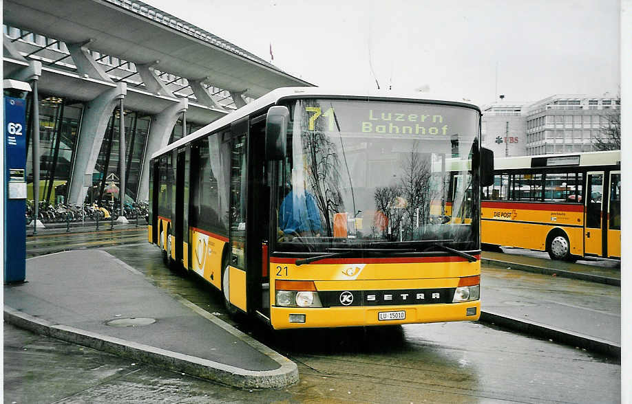 (045'024) - Bucheli, Kriens - Nr. 21/LU 15'010 - Setra am 22. Februar 2001 beim Bahnhof Luzern