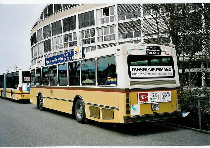 (045'617) - STI Thun - Nr. 57/BE 413'457 - Saurer/R&J am 3. April 2001 bei der Schifflndte Thun