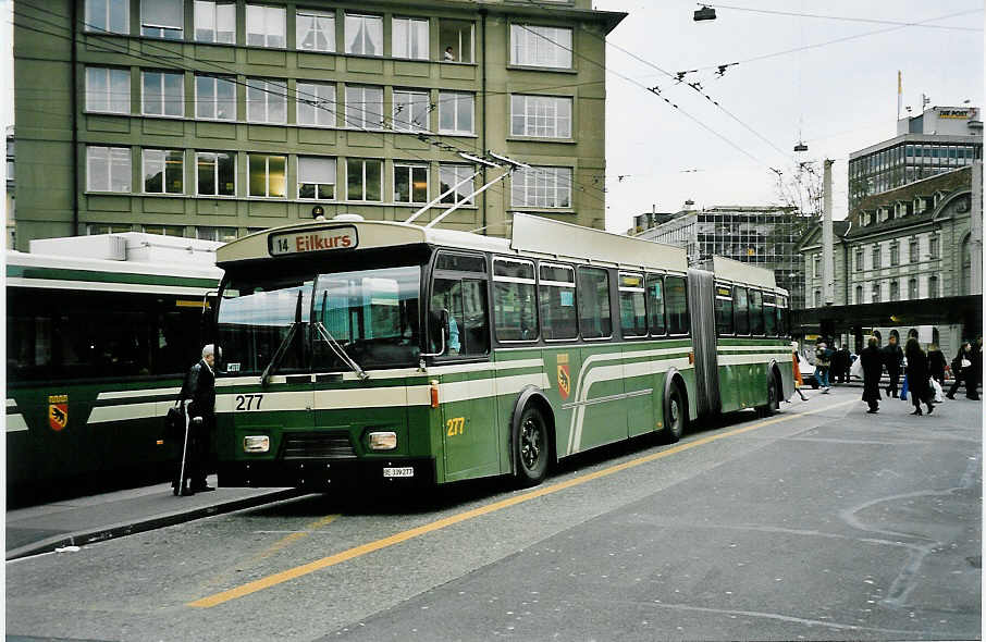 (045'806) - SVB Bern - Nr. 277/BE 339'277 - FBW/Hess-R&J am 18. April 2001 beim Bahnhof Bern