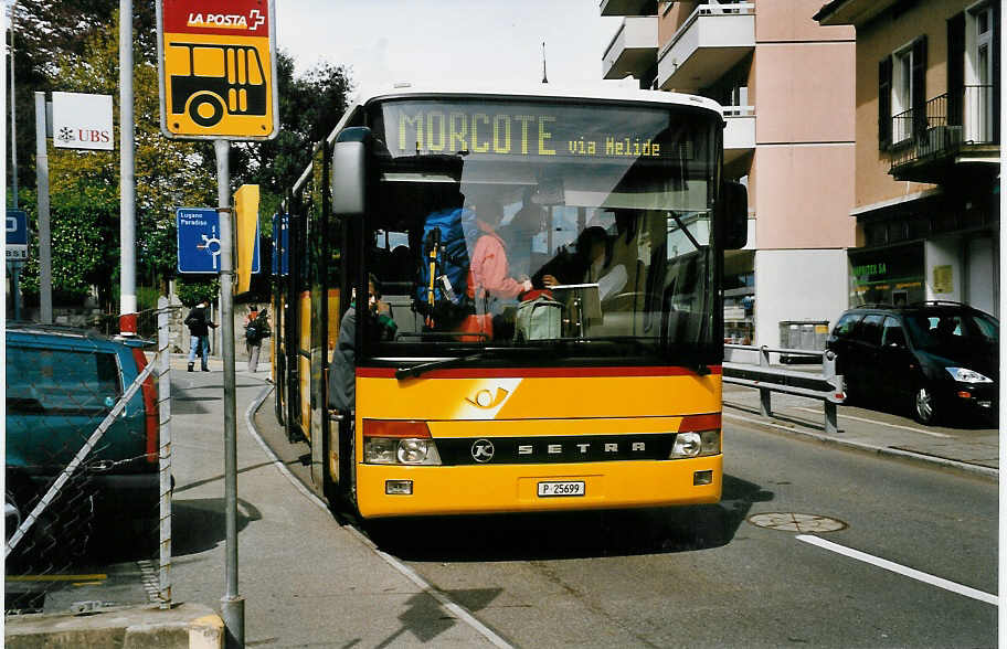 (046'108) - PTT-Regie - P 25'699 - Setra am 23. April 2001 beim Bahnhof Melide