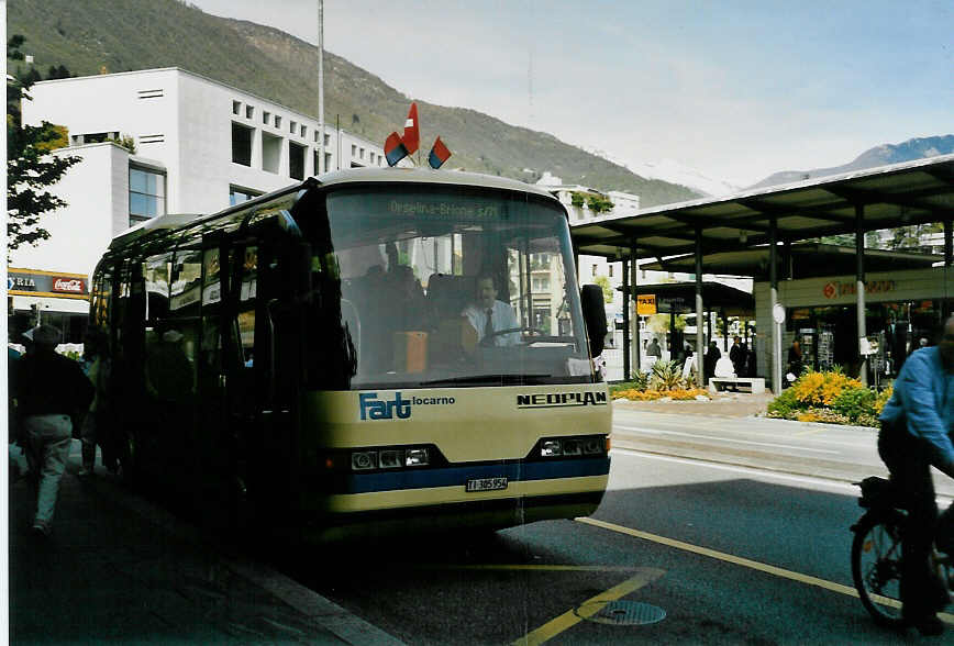 (046'309) - FART Locarno - Nr. 54/TI 305'954 - Neoplan am 24. April 2001 beim Bahnhof Locarno