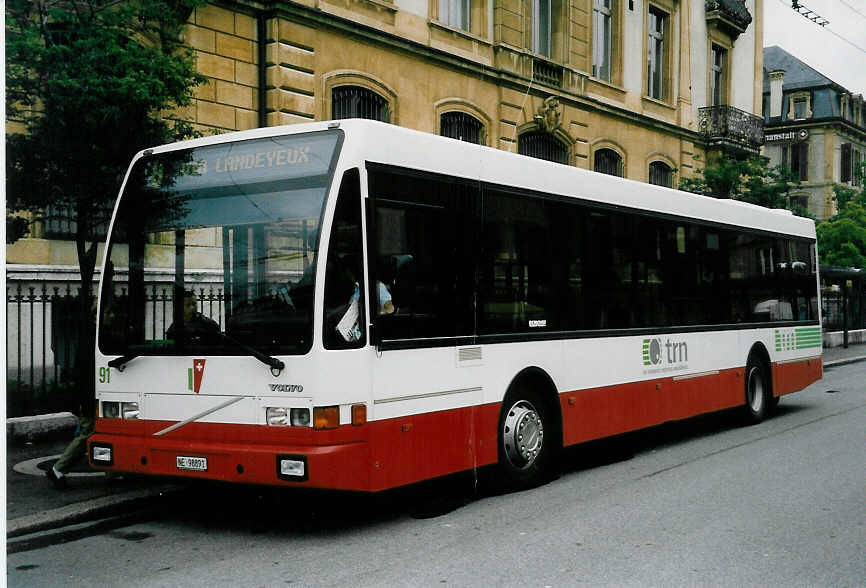 (047'304) - VR La Chaux-de-Fonds - Nr. 91/NE 98'891 - Volvo/Berkhof am 16. Mai 2001 in Neuchtel, Place Pury