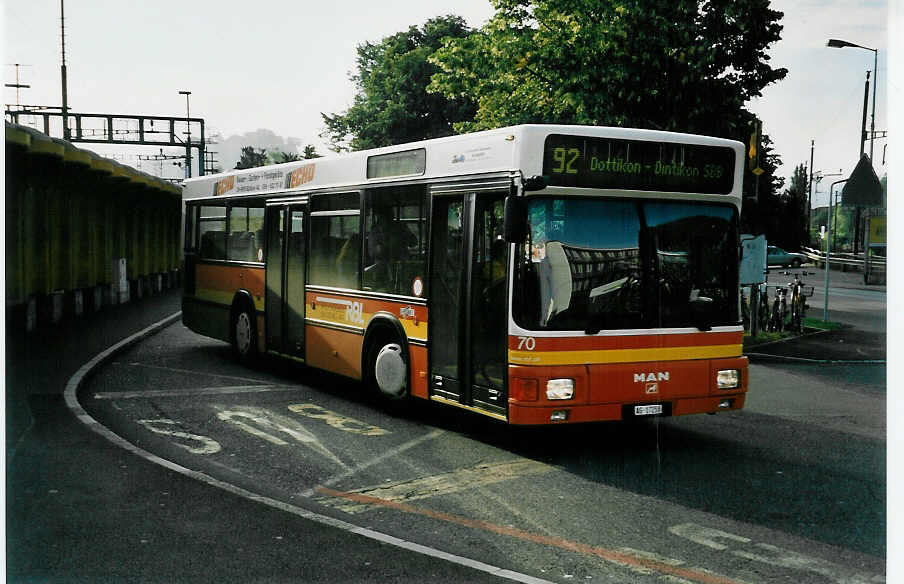 (048'128) - Knecht, Windisch - Nr. 70/AG 17'258 - MAN am 17. Juli 2001 beim Bahnhof Lenzburg