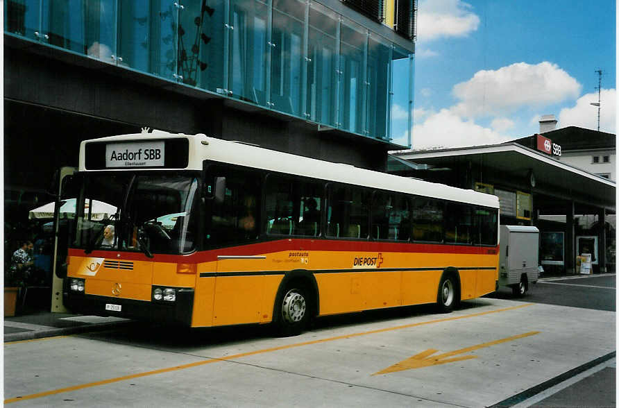 (048'228) - PTT-Regie - P 25'338 - Mercedes/R&J am 17. Juli 2001 beim Bahnhof Frauenfeld