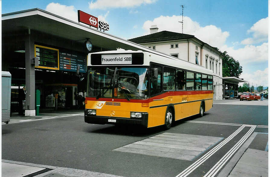 (048'229) - PTT-Regie - P 25'334 - Mercedes/R&J am 17. Juli 2001 beim Bahnhof Frauenfeld