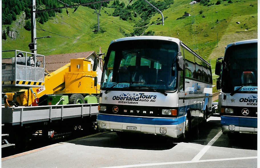 (048'712) - AAGI Interlaken - Nr. 20/BE 250'392 - Setra am 23. Juli 2001 beim Bahnhof Andermatt