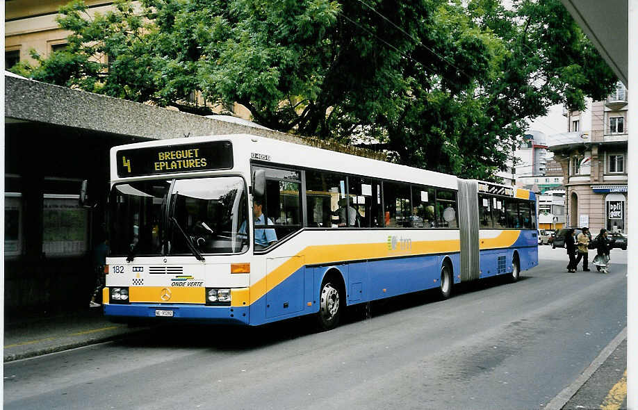 (048'826) - TC La Chaux-de-Fonds - Nr. 182/NE 91'282 - Mercedes am 6. August 2001 beim Bahnhof La Chaux-de-Fonds