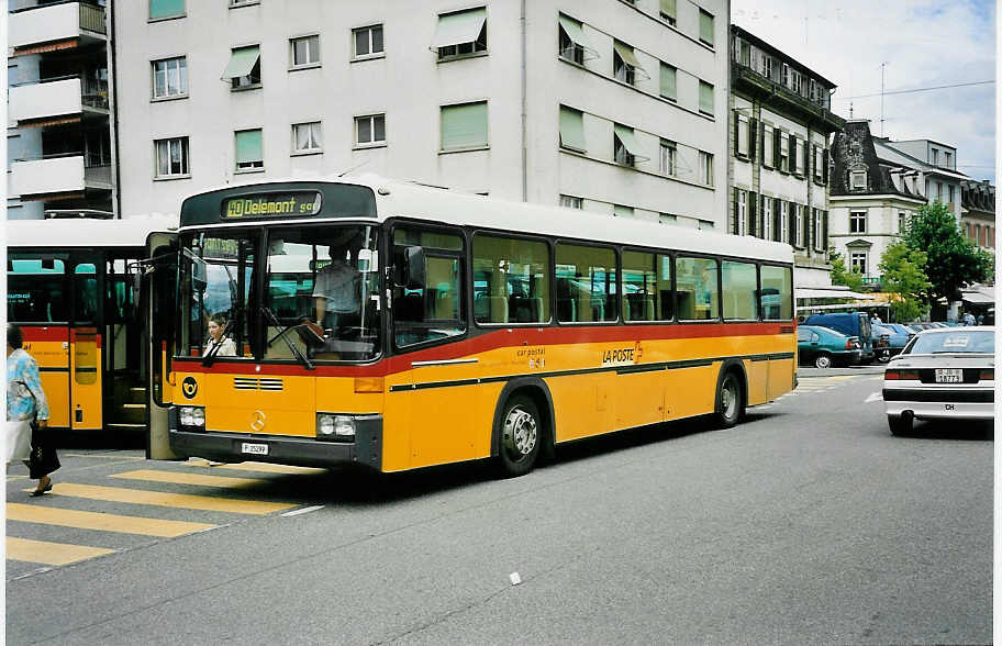 (048'922) - PTT-Regie - P 25'299 - Mercedes/R&J am 7. August 2001 beim Bahnhof Delmont