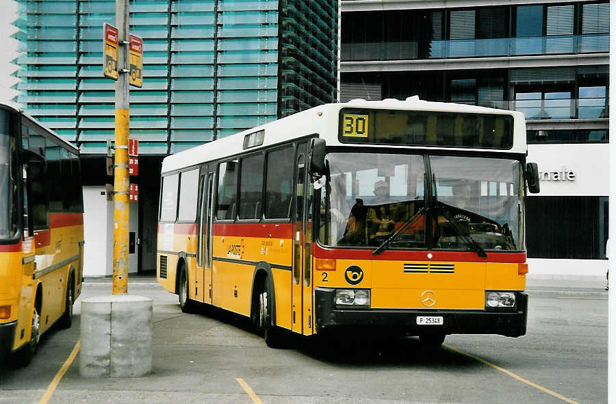 (048'925) - PTT-Regie - P 25'348 - Mercedes/R&J am 7. August 2001 beim Bahnhof Delmont