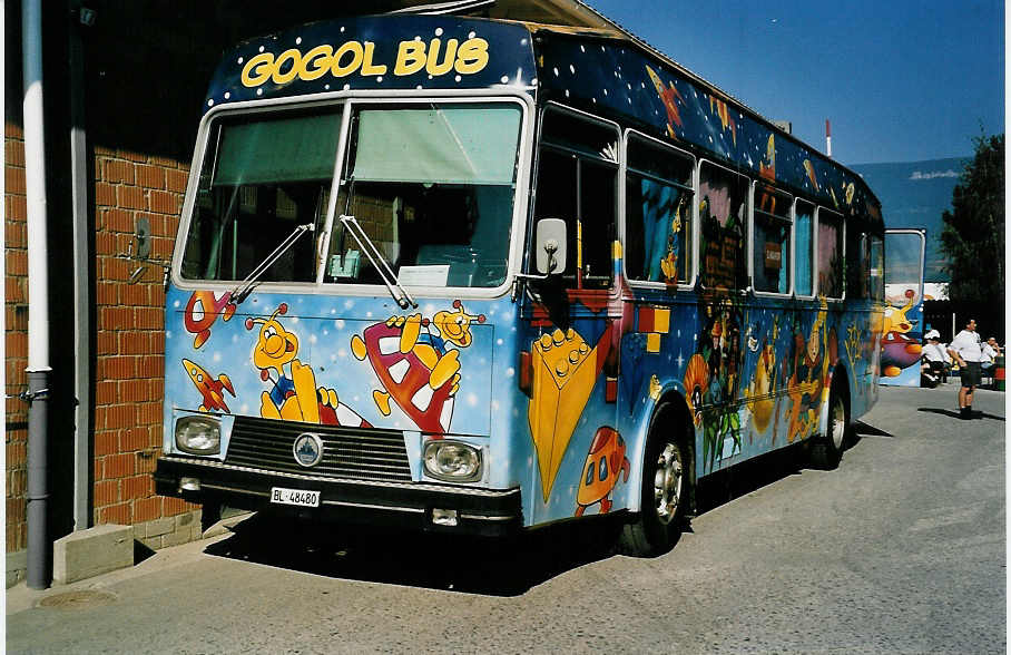 (049'303) - Manor, Basel - BL 48'480 - Saurer/R&J (ex P 19'913 (Jassbus); ex P 25'595) am 25. August 2001 in Niederbipp, Saurertreffen