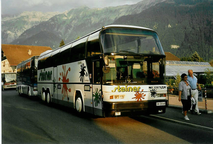 (049'516) - Steiner, Messen - SO 20'148 - Neoplan am 25. August 2001 in Matten, Marktgasse