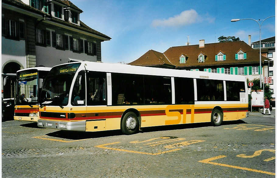 (049'605) - STI Thun - Nr. 8/BE 26'034 - Den Oudsten (ex TSG Blumenstein Nr. 8) am 6. September 2001 beim Bahnhof Thun