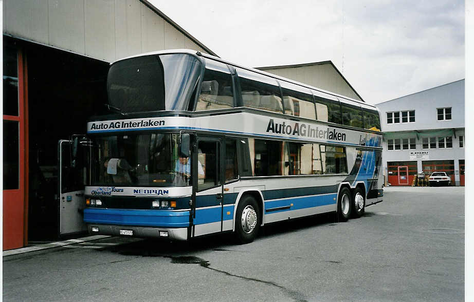 (050'104) - AAGI Interlaken - Nr. 11/BE 472'572 - Neoplan am 8. Oktober 2001 in Interlaken, Garage