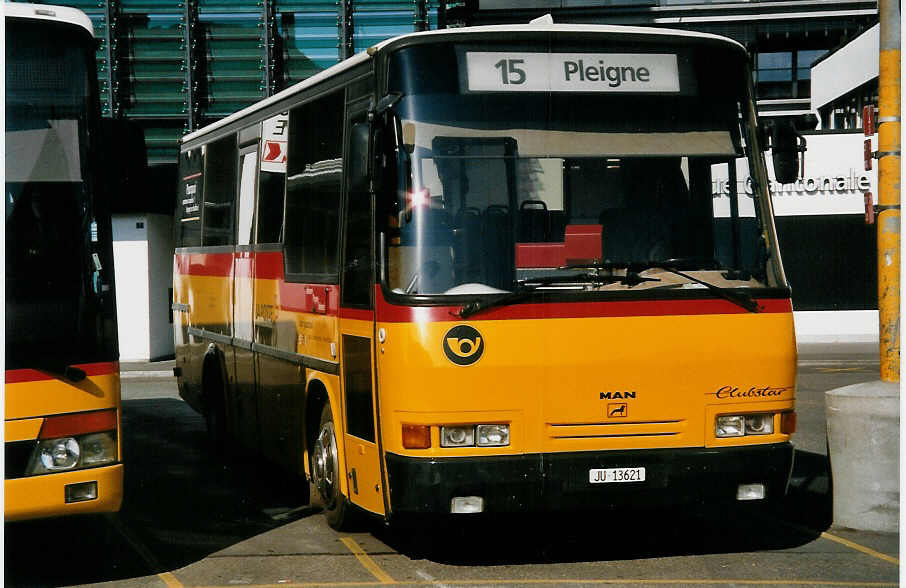 (050'213) - Odiet, Pleigne - JU 13'621 - MAN/Auwrter am 16. Oktober 2001 beim Bahnhof Delmont