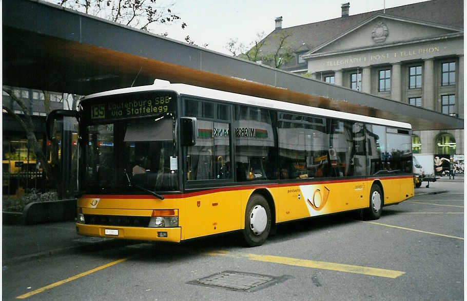 (050'404) - PTT-Regie - P 25'602 - Setra am 18. Oktober 2001 beim Bahnhof Aarau