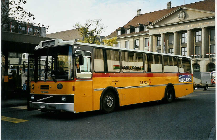 (050'412) - Brem, Wlflinswil - Nr. 4/AG 8195 - Volvo/Lauber am 18. Oktober 2001 beim Bahnhof Aarau