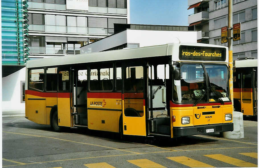 (050'421) - PTT-Regie - P 23'008 - MAN/Lauber (ex Meray, Delmont) am 19. Oktober 2001 beim Bahnhof Delmont