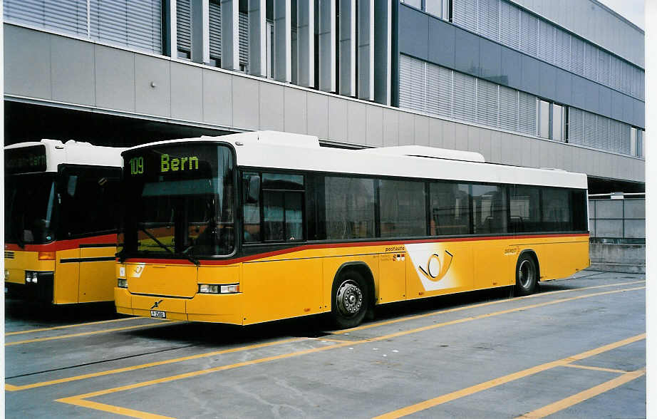 (050'608) - PTT-Regie - P 25'680 - Volvo/Hess am 18. November 2001 in Bern, Postautostation