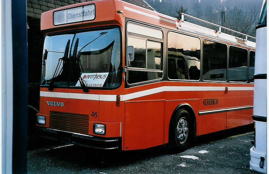 (050'835) - RVBW Wettingen - Nr. 46 - Volvo/Hess am 15. Dezember 2001 in Aegerten, Rattinbus (Teilaufnahme)