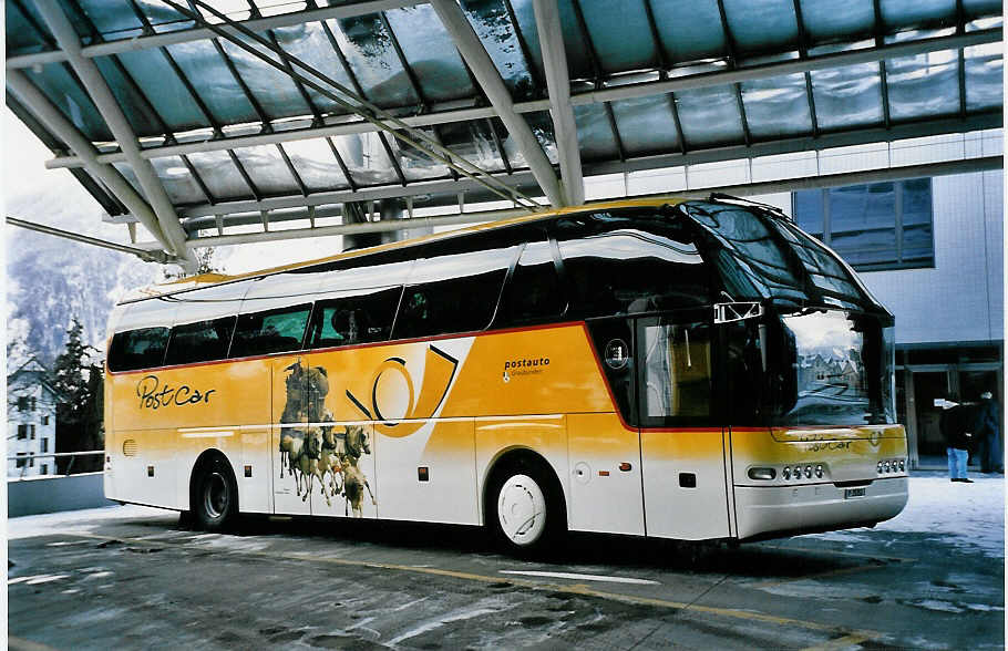 (051'003) - PTT-Regie - P 25'151 - Neoplan am 27. Dezember 2001 in Chur, Postautostation