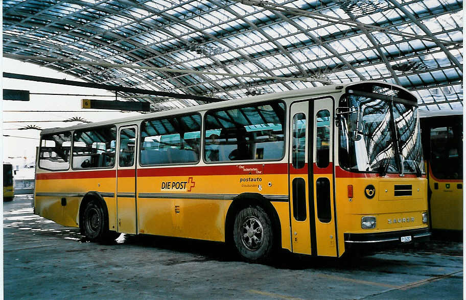 (051'004) - PTT-Regie - P 24'282 - Saurer/Hess am 27. Dezember 2001 in Chur, Postautostation