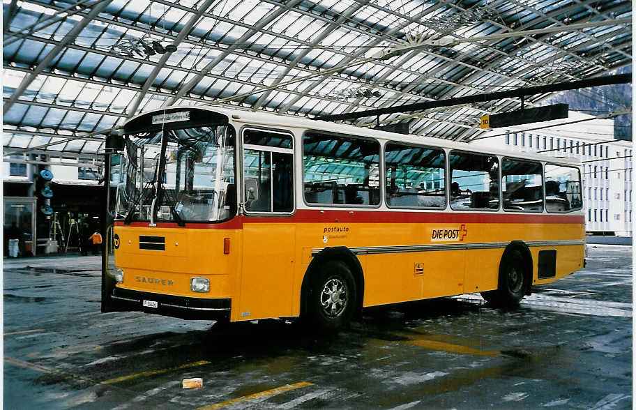 (051'007) - PTT-Regie - P 24'406 - Saurer/Hess am 27. Dezember 2001 in Chur, Postautostation