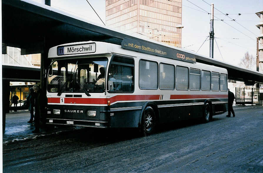 (051'106) - VBSG St. Gallen - Nr. 220/SG 141'220 - Saurer/Hess am 27. Dezember 2001 beim Bahnhof St. Gallen