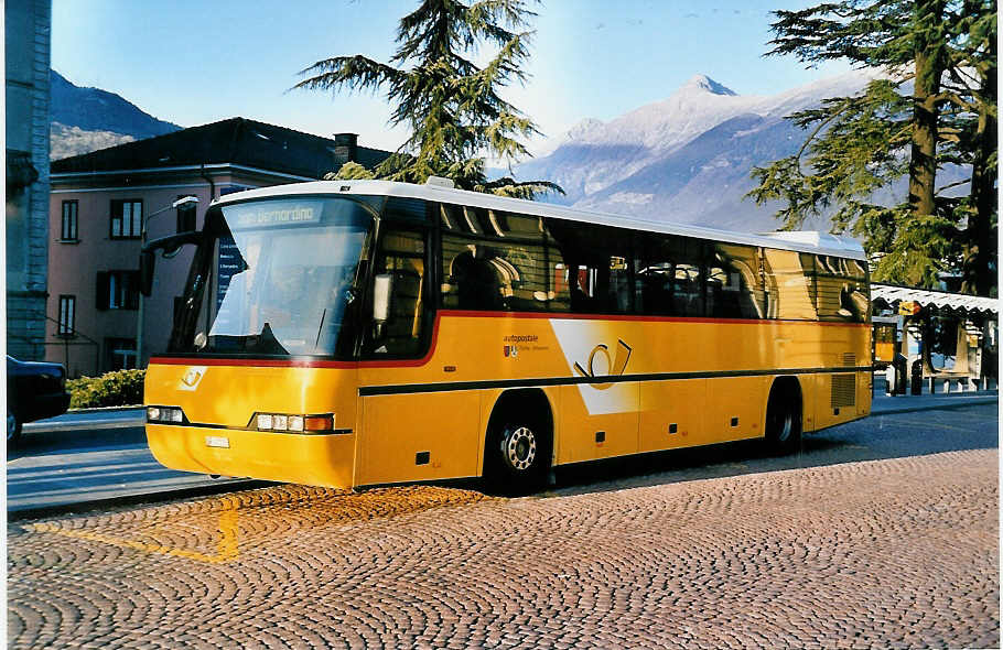 (051'307) - Mutti, San Bernardino - GR 47'155 - Neoplan (ex P 25'128) am 1. Januar 2002 beim Bahnhof Bellinzona