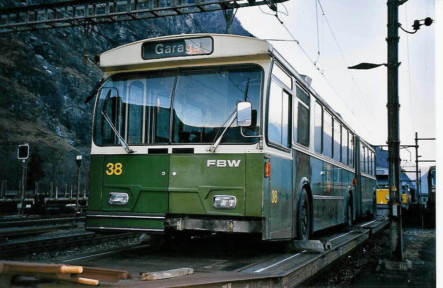 (051'310) - SVB Bern (TVS) - Nr. 38 - FBW/R&J Gelenktrolleybus am 1. Januar 2002 beim Bahnhof Biasca