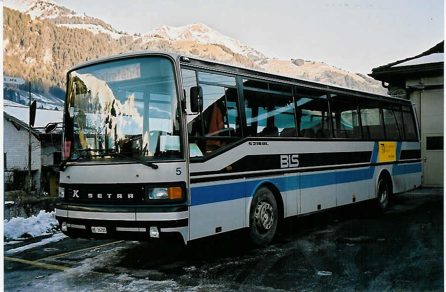 (051'413) - AFA Adelboden - Nr. 5/BE 26'705 - Setra (ex Nr. 25) am 6. Januar 2002 beim Bahnhof Frutigen