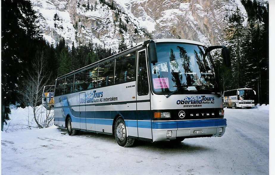 (051'513) - AAGI Interlaken - Nr. 13/BE 13'507 - Setra am 6. Januar 2002 in Adelboden, Unter dem Birg