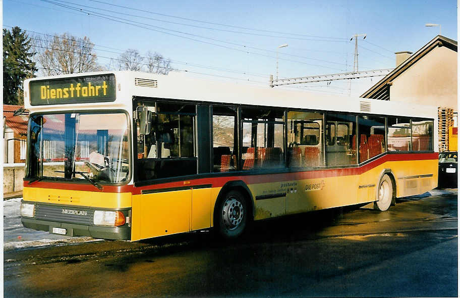 (051'601) - Engeloch, Riggisberg - Nr. 8/BE 13'188 - Neoplan (ex Nr. 5) am 13. Januar 2002 beim Bahnhof Schwarzenburg